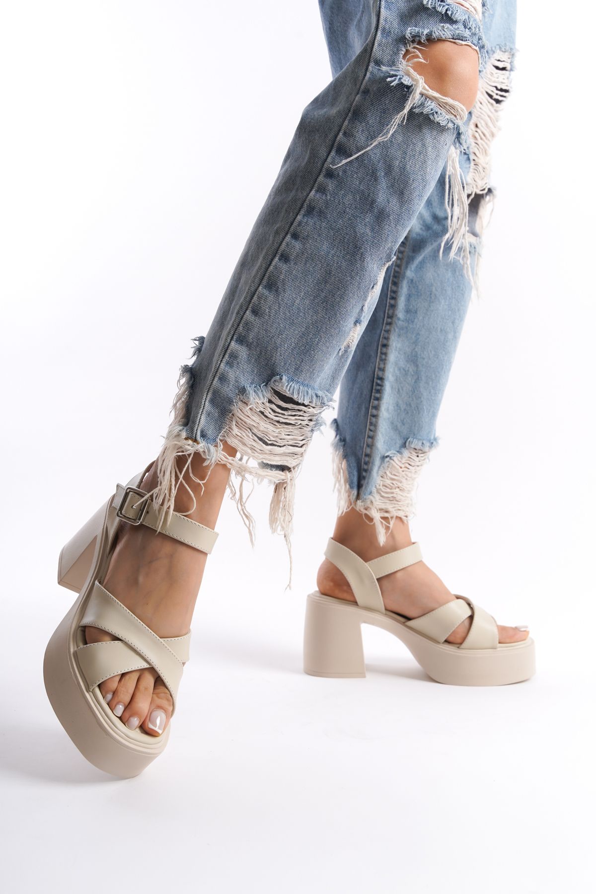 Limeo Krem Yüksek Yandan Tokalı Çapraz Şeritli Önü Açık Cilt Yazlık Kadın Dolgu Taban Sandalet Ayakkabı