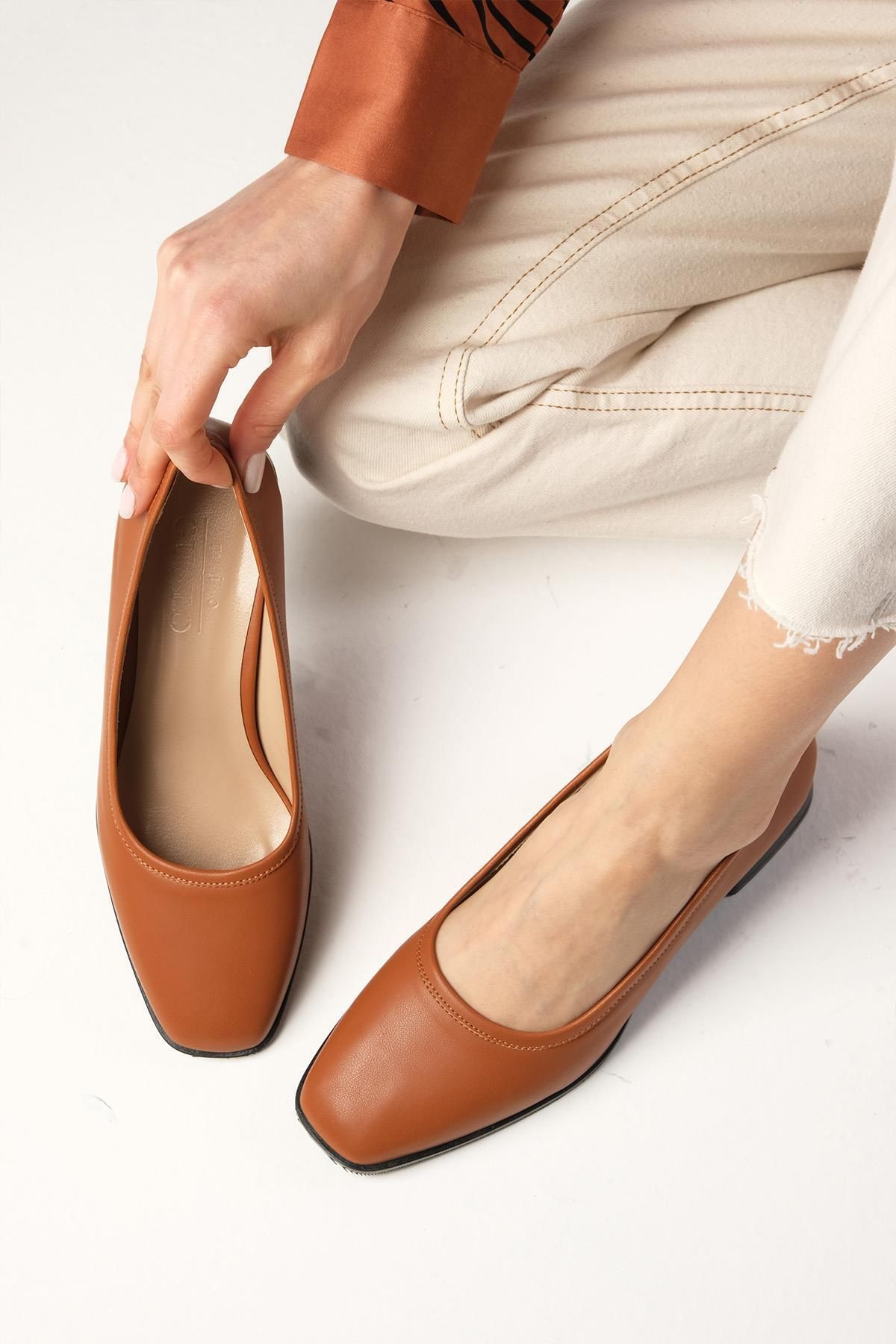 Mio Gusto Mona Taba Renk Küt Burunlu Kalın Tabanlı Kadın Kısa Topuklu Ayakkabı