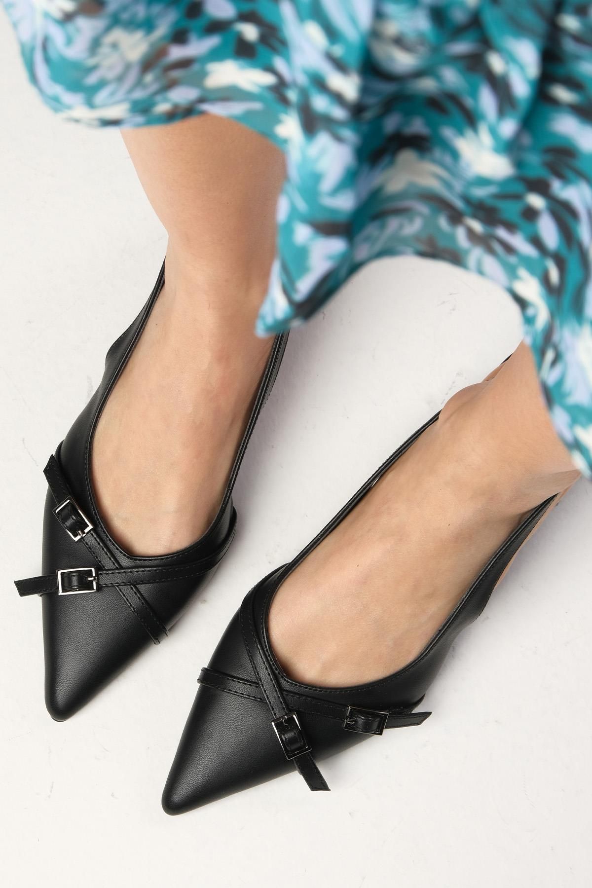 Mio Gusto Leia Siyah Renk Arkası Açık Sivri Burunlu Kısa Topuklu Kadın Ayakkabı