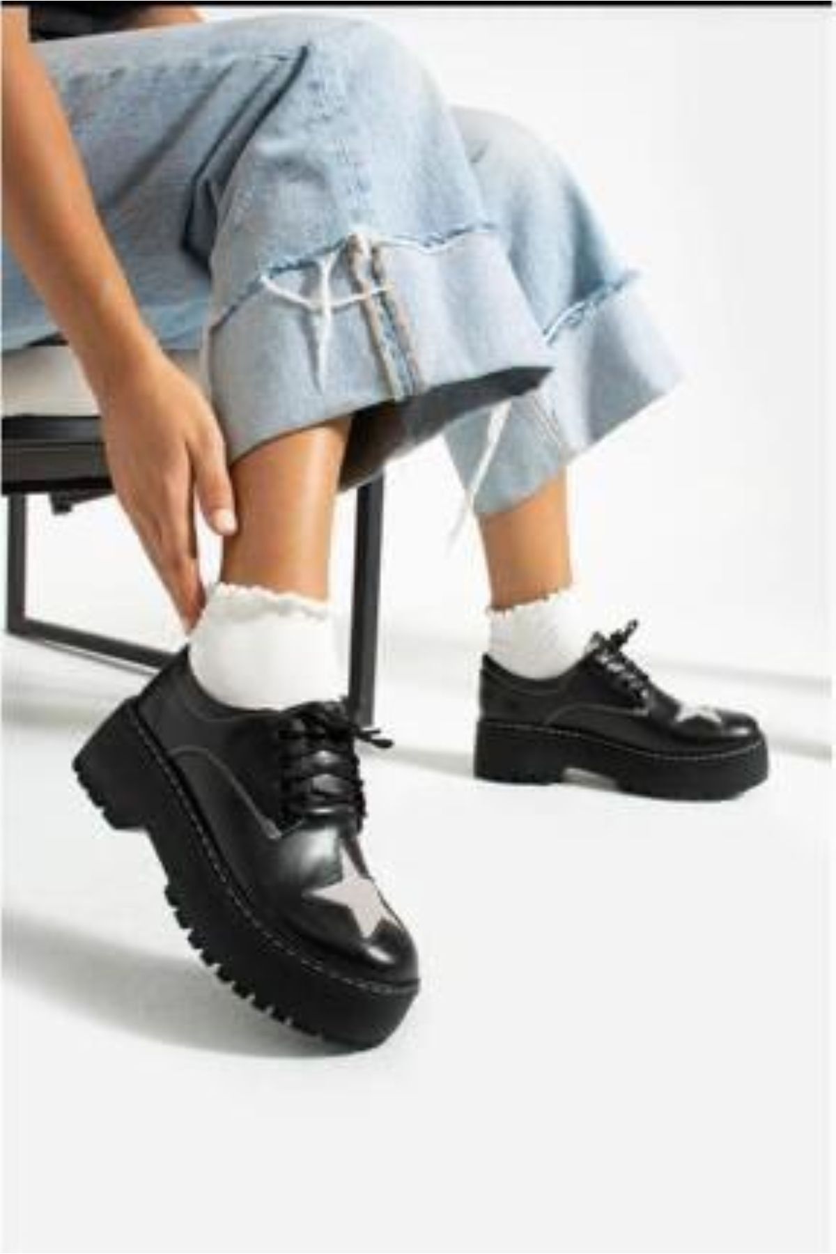 Köstebek Vintage Style Bağcıklı Yıldız Detay Siyah Mini Topuklu Ayakkabı