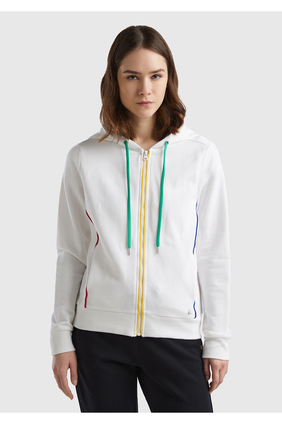 United Colors of Benetton Kadın Beyaz. %100 Koton Fermuarlı Kapşonlu Renkli Biyeli Sweatshirt
