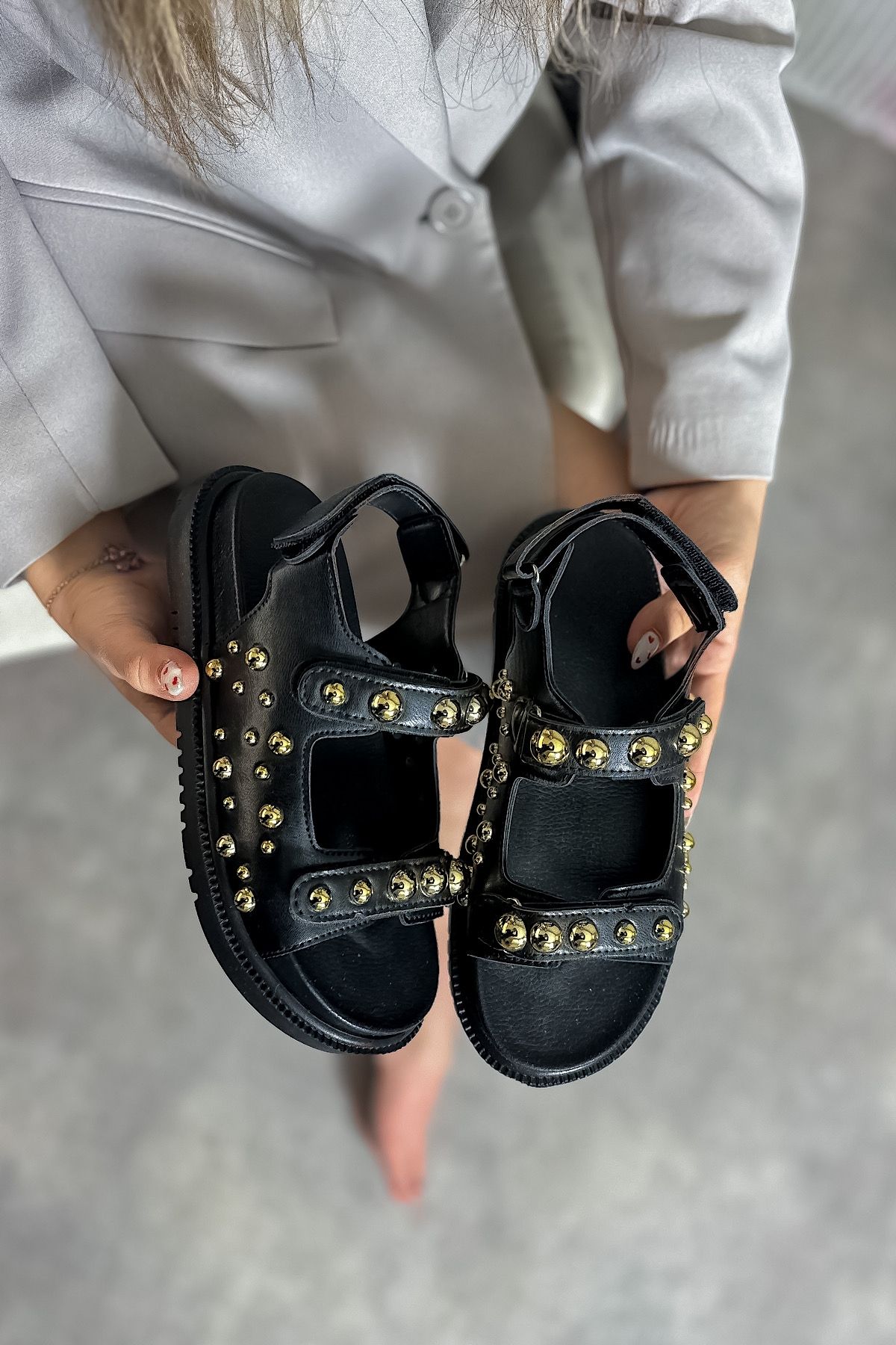 SHOEBELLAS Jany Siyah Üç Cırtlı Pim Detaylı Kadın Sandalet