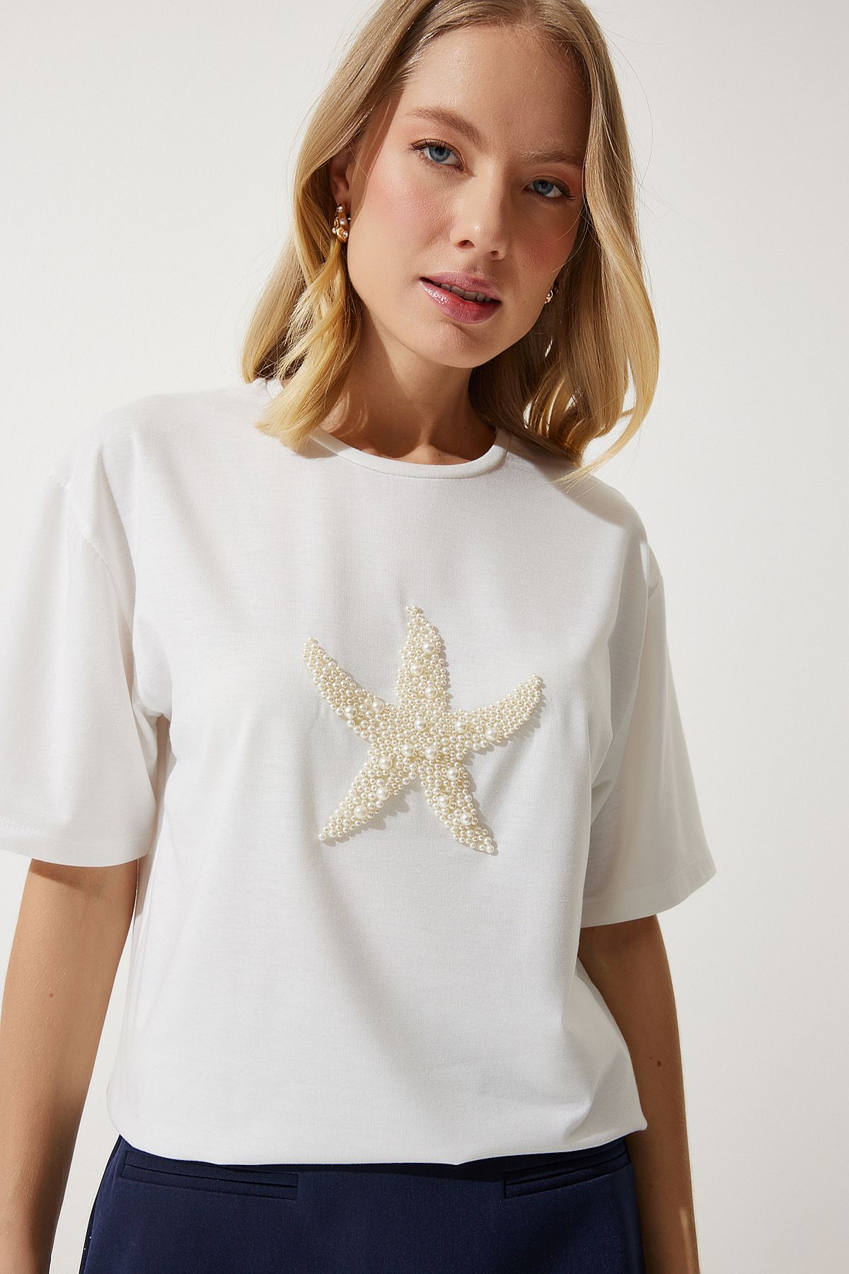 Happiness İstanbul Kadın Beyaz Yıldız İnci İşlemeli Oversize Örme T-Shirt PB00022