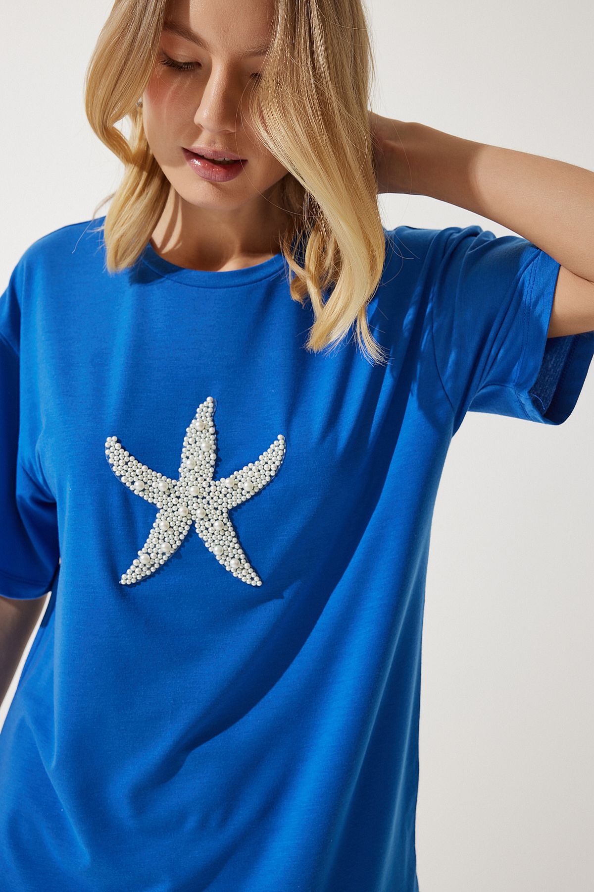 Happiness İstanbul Kadın Mavi Yıldız İnci İşlemeli Oversize Örme T-Shirt PB00022