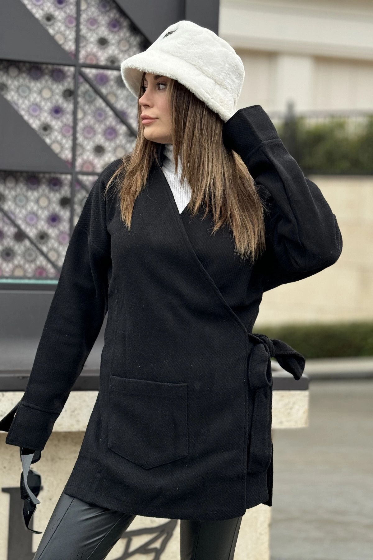 New Laviva Kadın Siyah Kruvaze Yaka, Yandan Bağlama Detaylı, Yırtmaçlı Kaşe Ceket