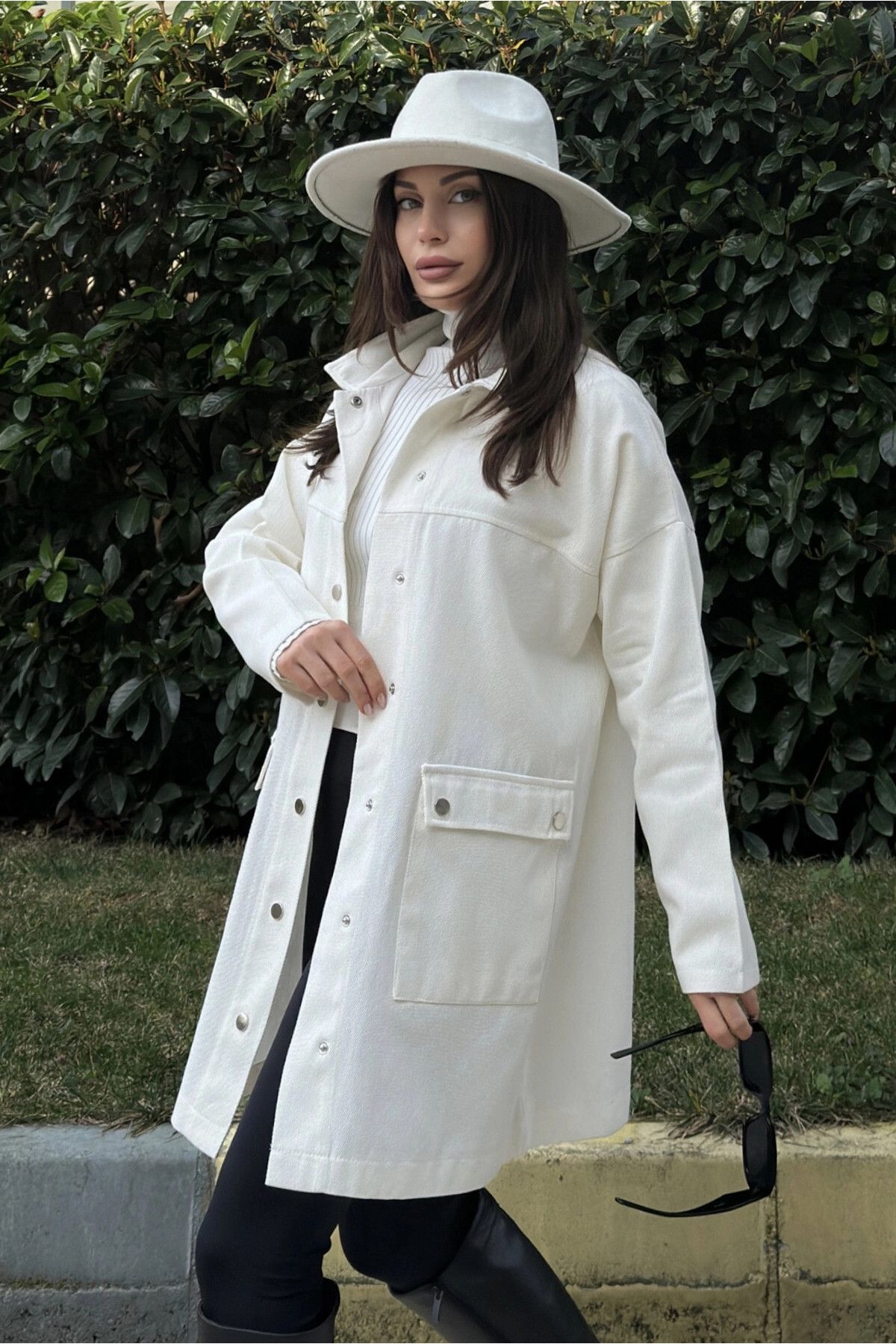 New Laviva Kadın Beyaz Çift Cepli, Çıtçıt Düğmeli, Salaş Uzun Gabardin Ceket