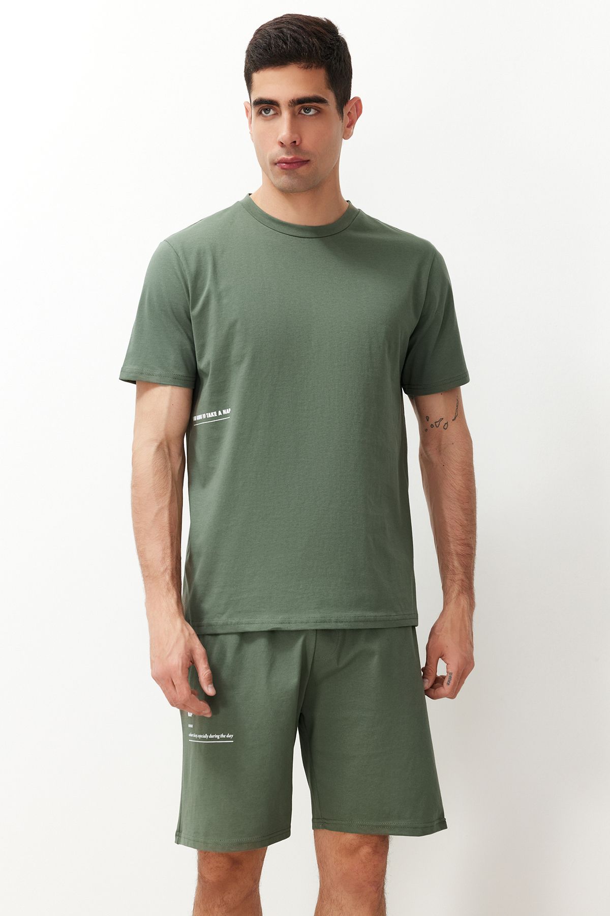TRENDYOL MAN Erkek Yeşil Reguar Fit Baskılı Örme Şortlu Pijama Takımı TMNSS24PT00001