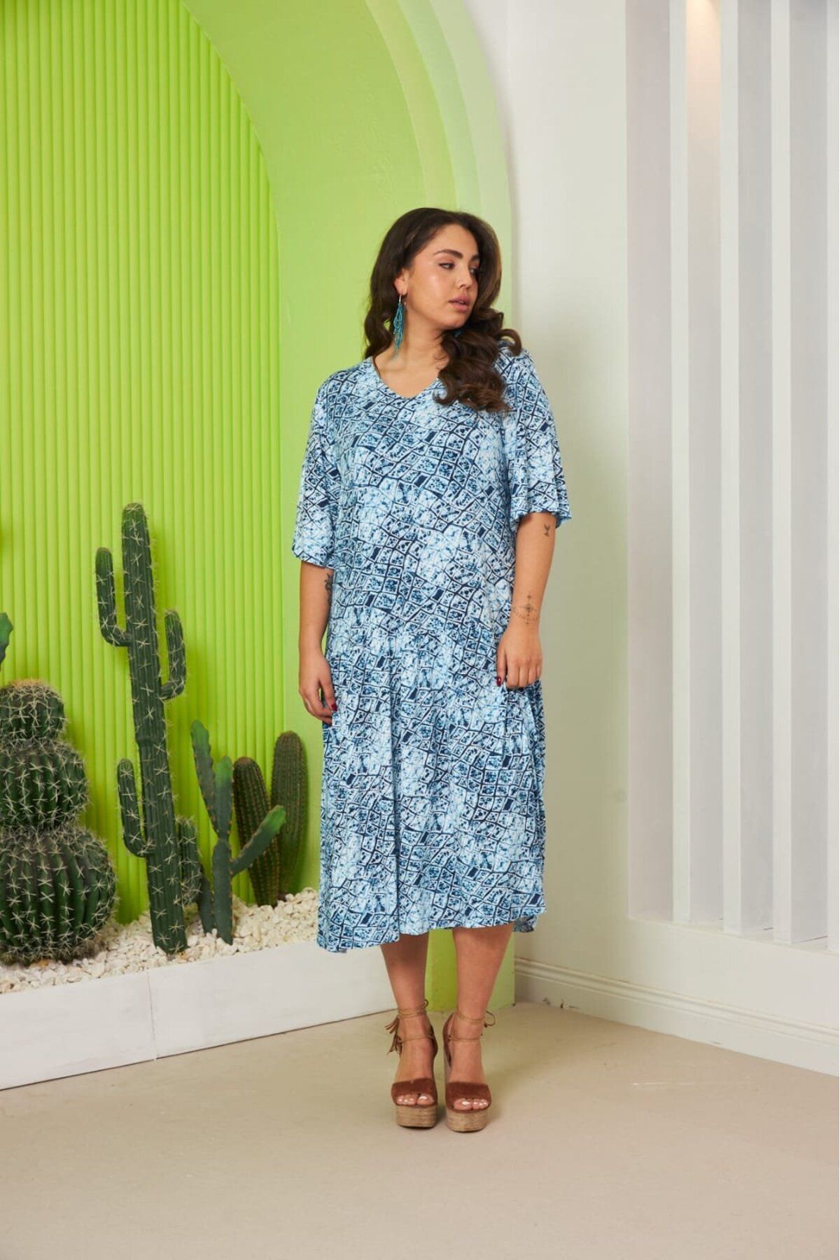 Genel Markalar Rahatlığın ve Şıklığın Buluşması: Kadın Turlu Viskon Geometrik Desenli Büyük Beden Mavi Elbise