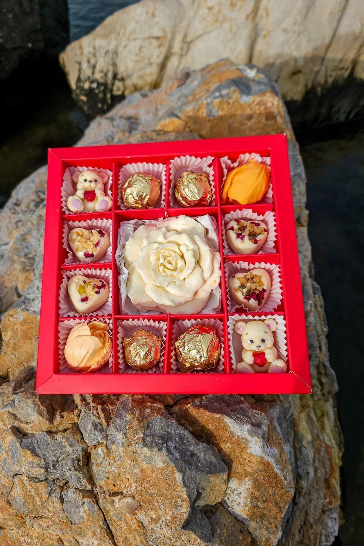 ksana choco Sevdiğinize Özel El Yapımı Belçika Çikolataları İle Hazırlanmış Love and Rose Çikolata Hediye Kutusu