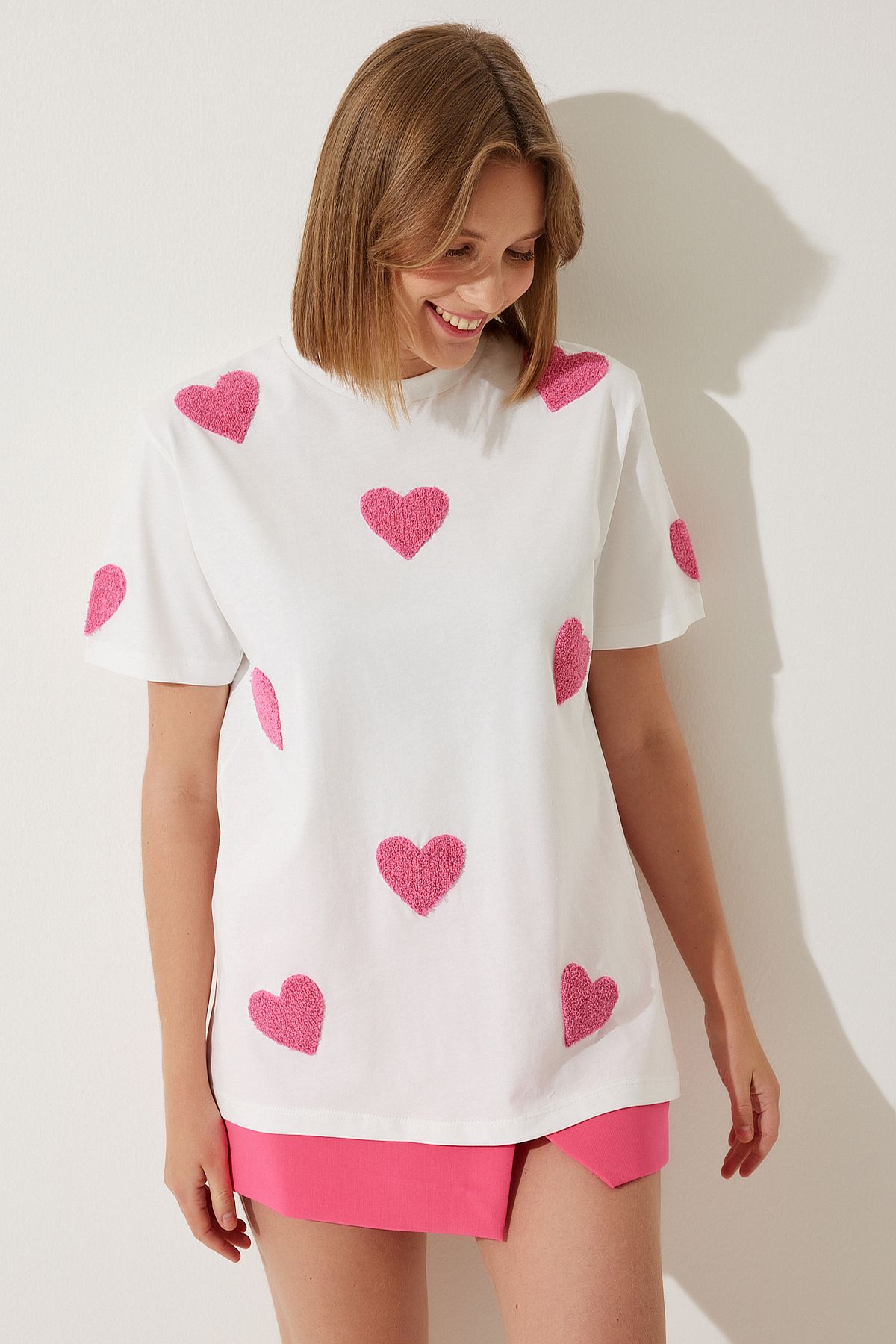 Happiness İstanbul Kadın Beyaz Dokulu Kalpli Oversize Örme T-Shirt CR00433