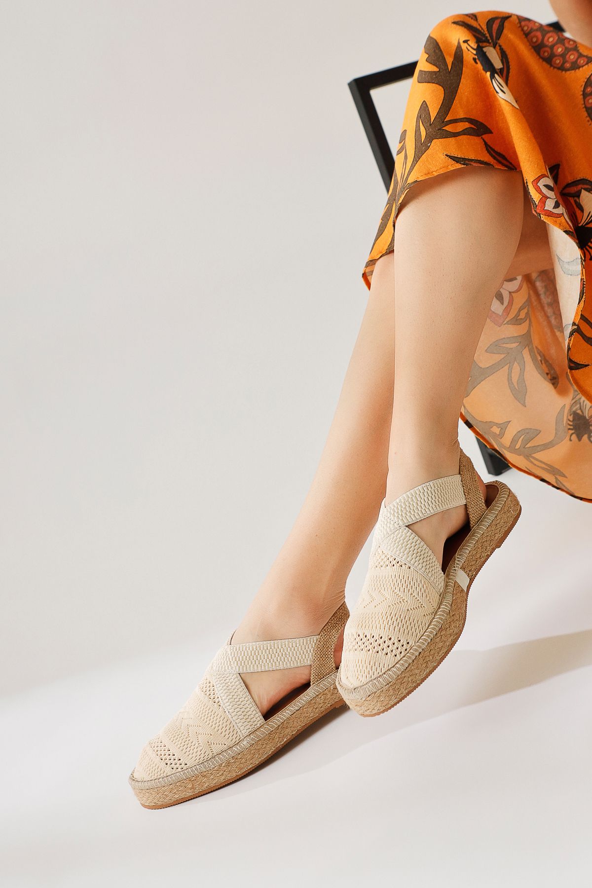 Limoya Zulma Bej Önü Kapalı Triko Çarpraz Bantlı Keten Taban Sandalet