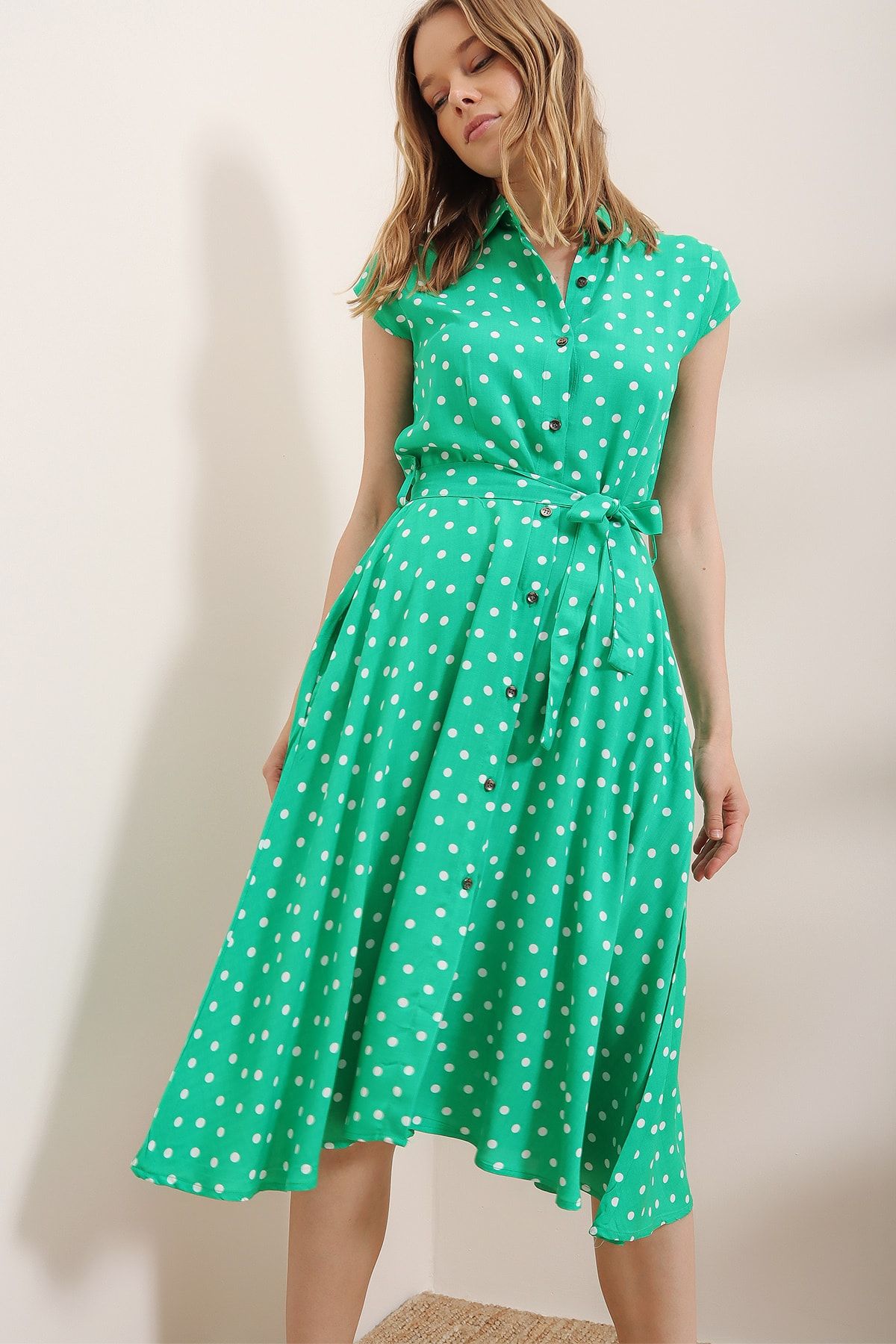 Trend Alaçatı Stili Kadın Yeşil Kısa Kol Beli Kemerli Puantiyeli Dokuma Elbise ALC-X6567