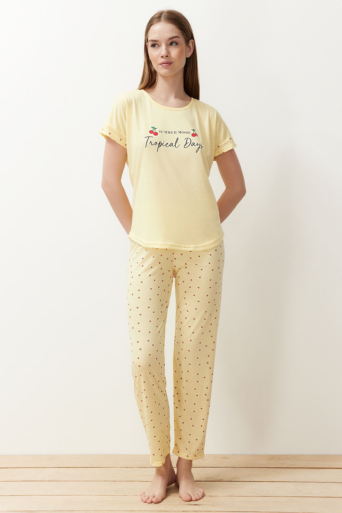 TRENDYOLMİLLA Sarı Kiraz Desenli Slogan Baskılı Örme Pijama Takımı THMSS24PT00367