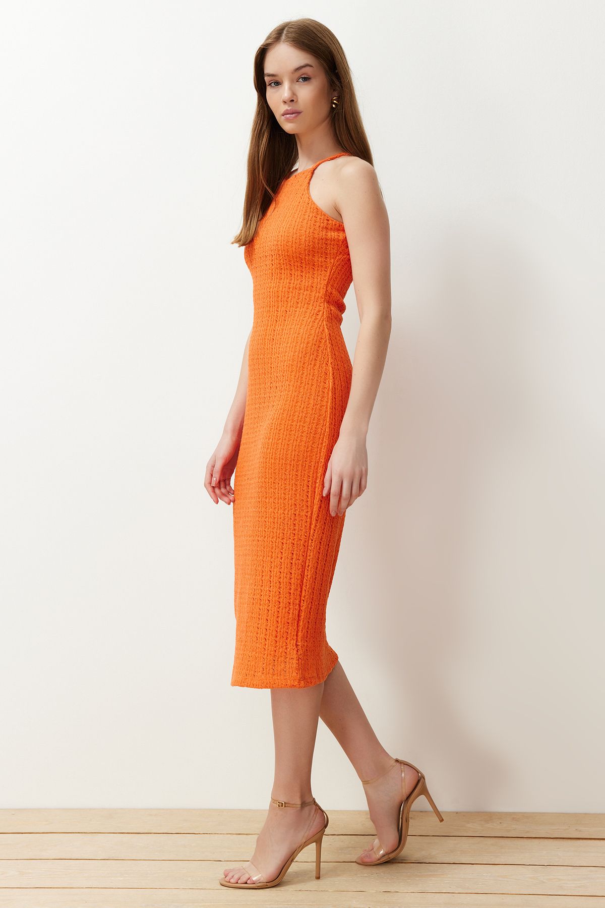 Trendyolmilla Turuncu Triko Görünümlü Shift/Düz Kesim Halter Yaka Midi Esnek Örme Kalem Elbise TWOSS24EL00594
