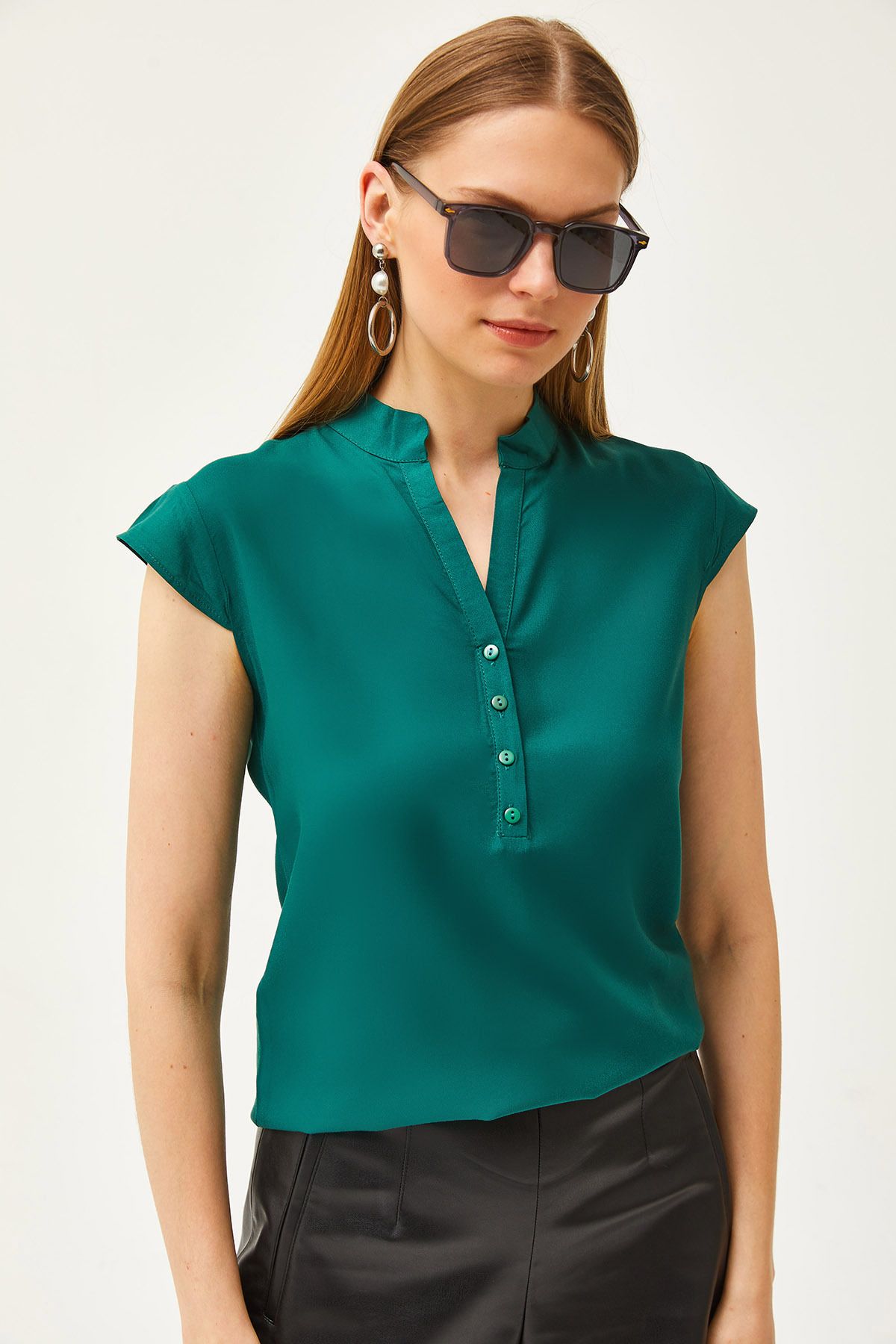 Olalook Kadın Zümrüt Yeşili V Yaka 4 Düğmeli Viskon Bluz BLZ-19000279