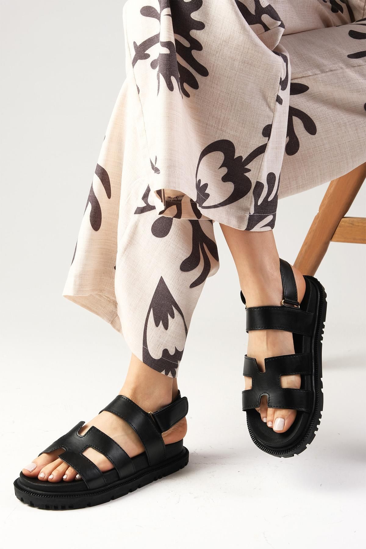 Mio Gusto Gia Siyah Renk Cırt Bantlı Kadın Sandalet