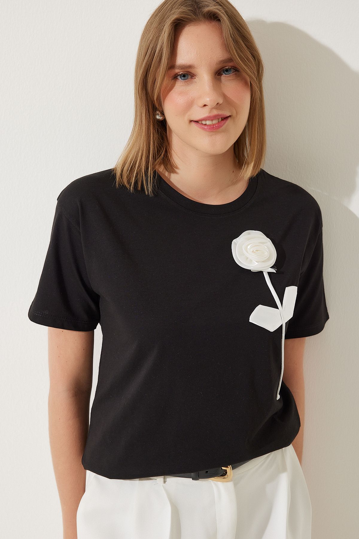 Happiness İstanbul Kadın Siyah Çiçek Detaylı Pamuklu Oversize T-Shirt NJ00147
