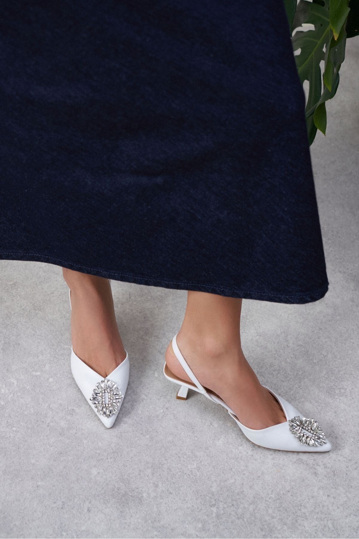 NİŞANTAŞI SHOES Robby Beyaz Mat Taş Detay Sivri Burun Kadın Topuklu Ayakkabı
