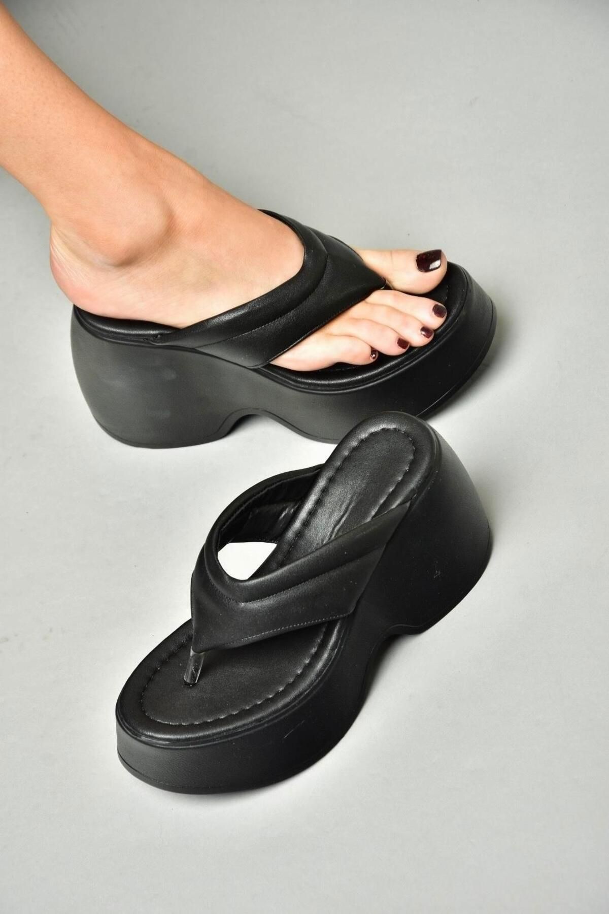 Fox Shoes S973401709 Siyah Dolgu Tabanlı Parmak Arası Kadın Terlik