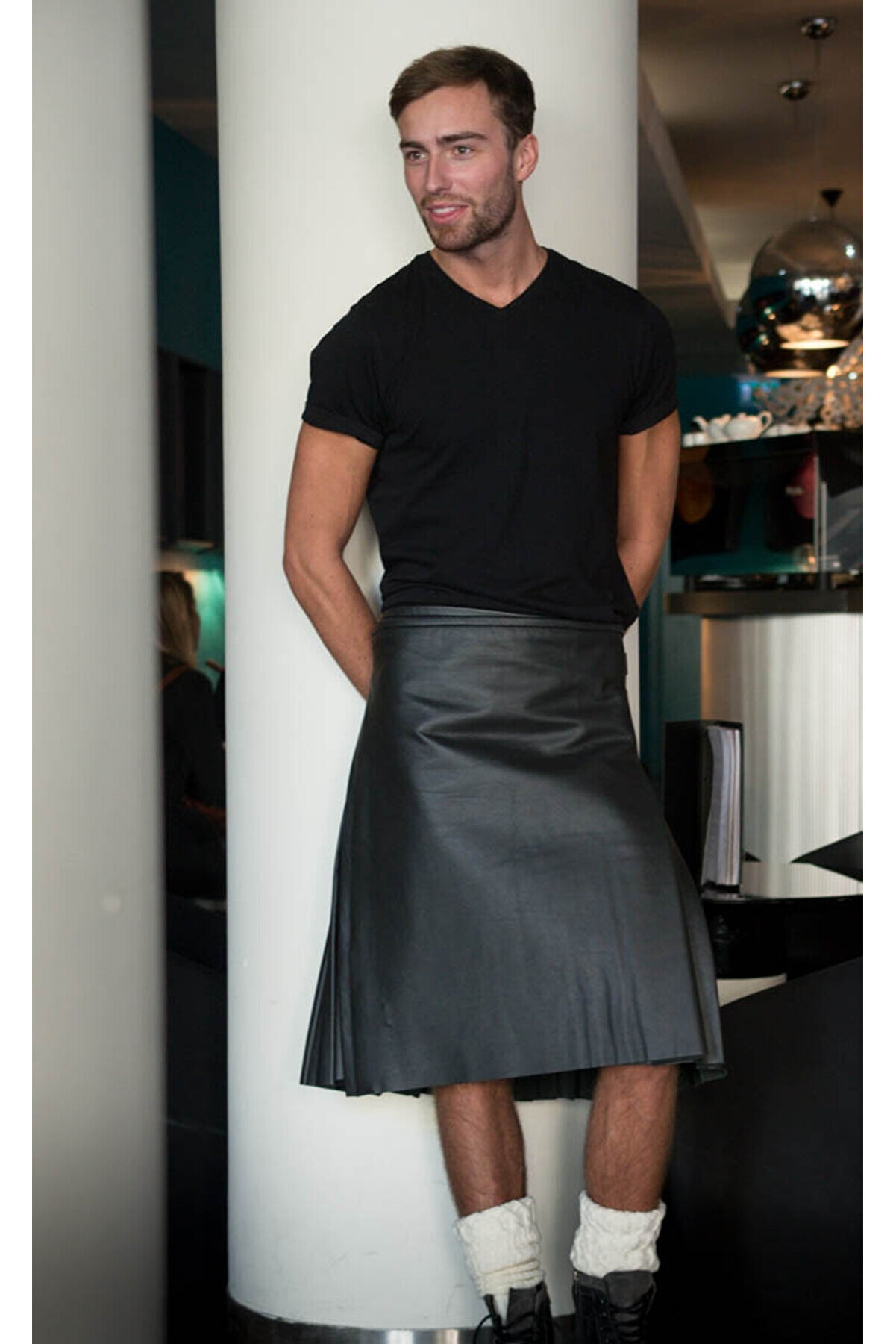 Мужская юбка. Мужчины в платьях юбках. Мужик в платье. Килт вивьен вествуд. Мужчины в платьях юбках.