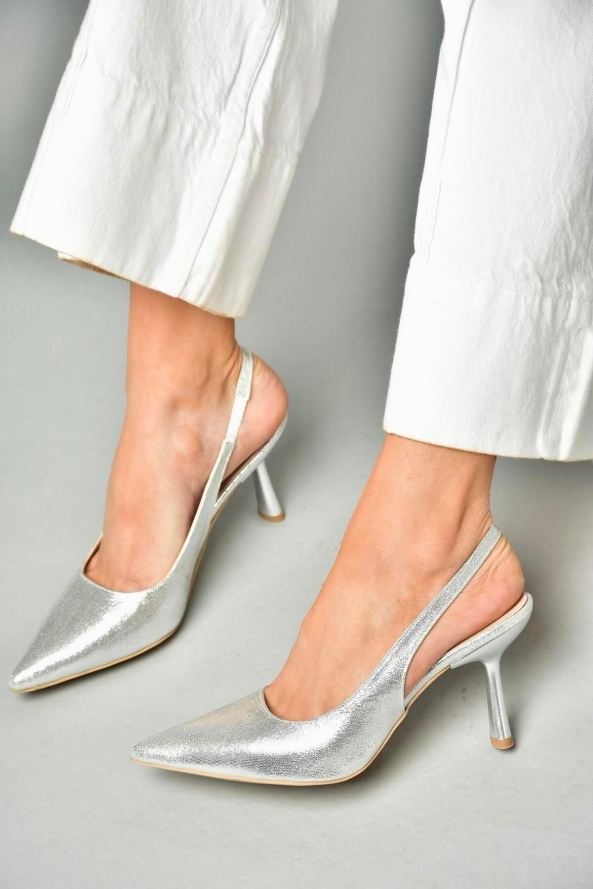 Fox Shoes S369748208 Gümüş Rugan İnce Topuklu Kadın Ayakkabı