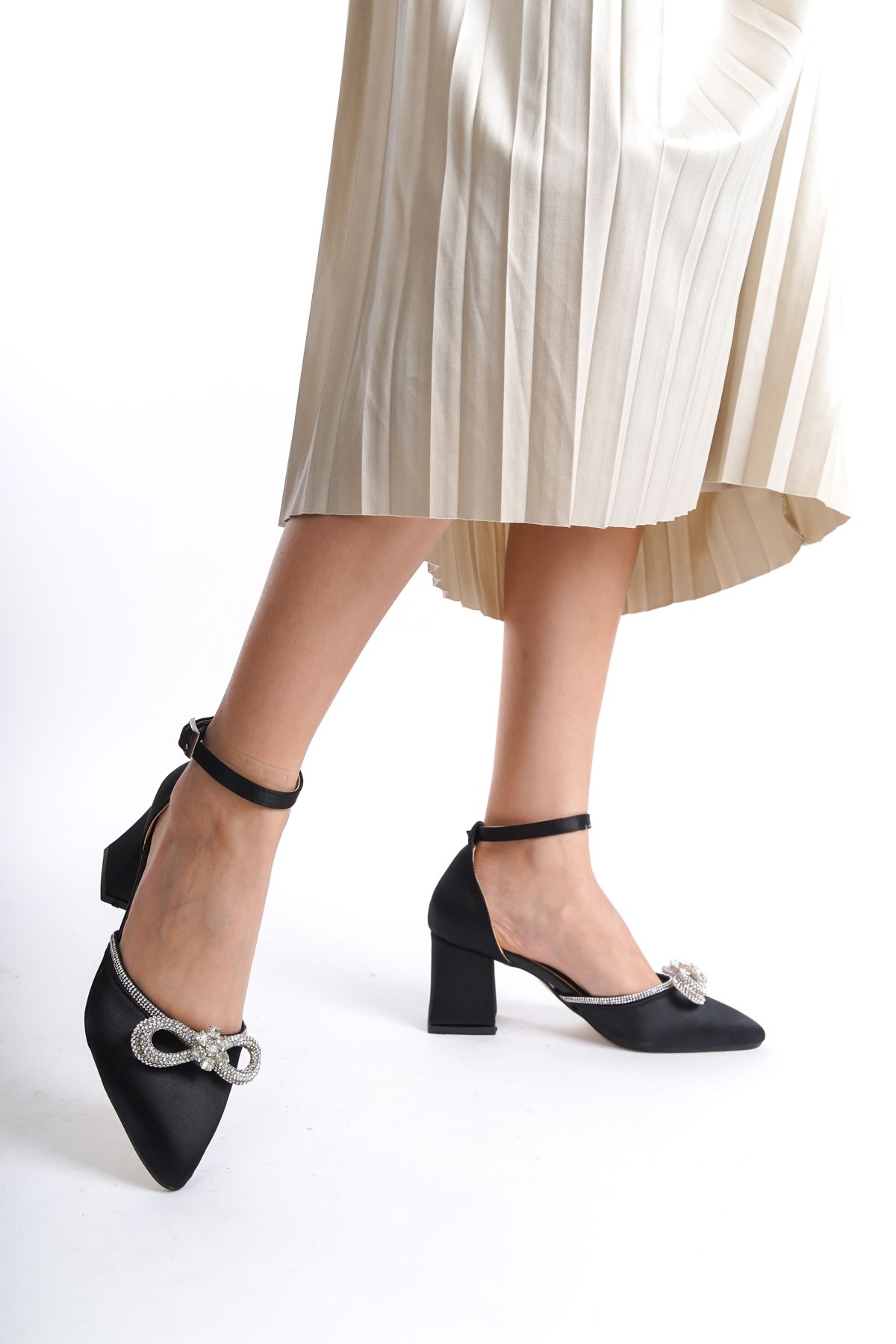 Moda Değirmeni Siyah Saten Kadın Taşlı Fiyonklu Topuklu Ayakkabı BG1042-119-0019
