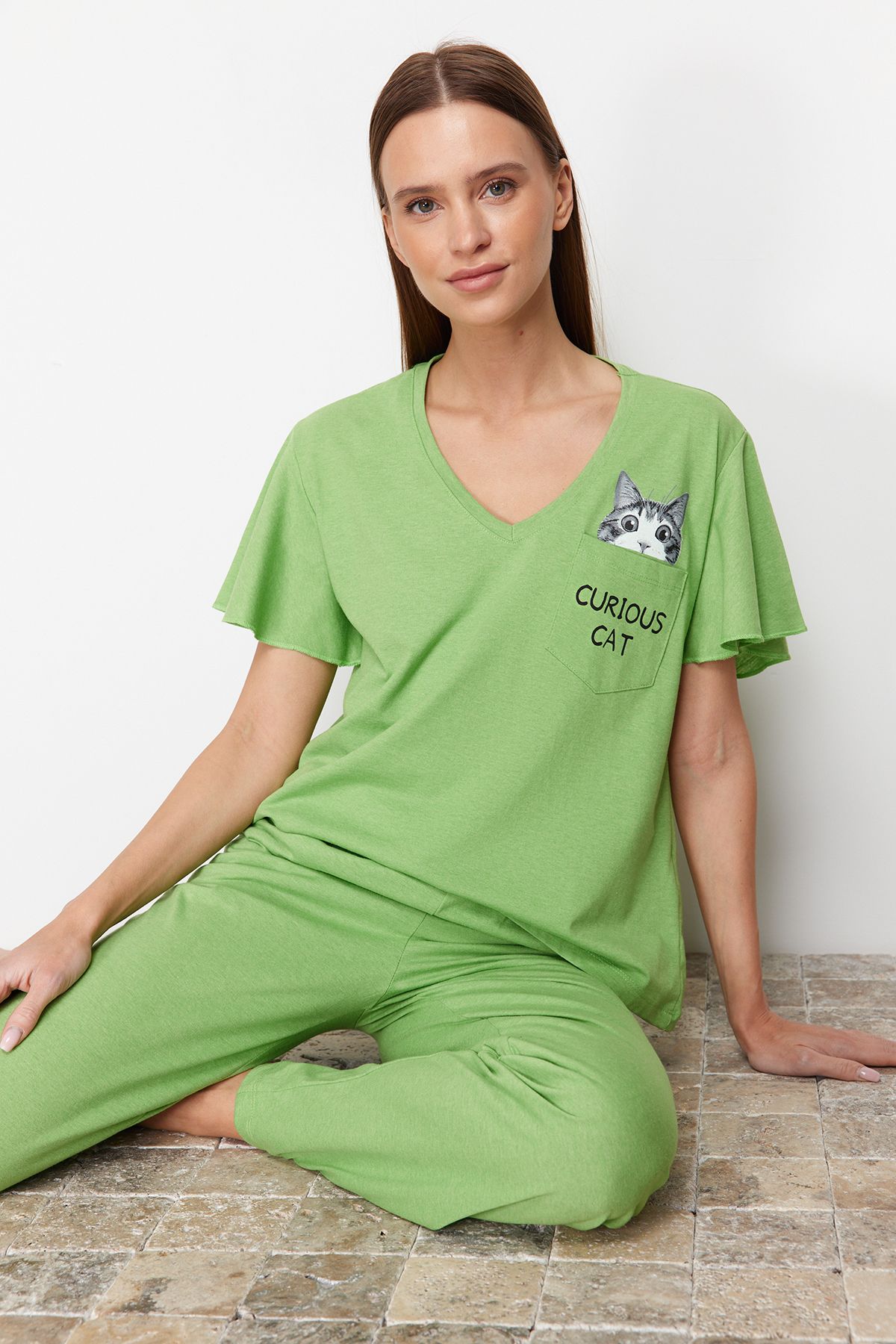 TRENDYOLMİLLA Yeşil Pamuklu Kedi Baskılı Kol Volan Detaylı Örme Pijama Takımı THMSS20PT0172