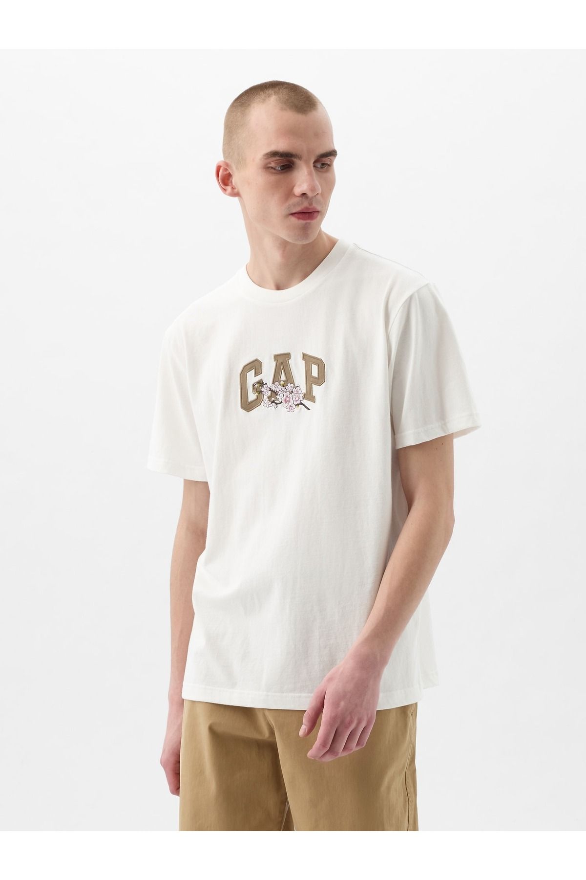 GAP Erkek Beyaz Gap Çiçek İşlemeli Logo T-Shirt