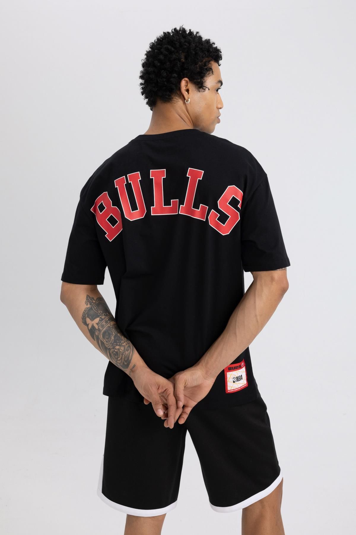 Defacto DeFactoFit NBA Chicago Bulls Oversize Fit Bisiklet Yaka Kısa Kollu Tişört B9890AX24SM