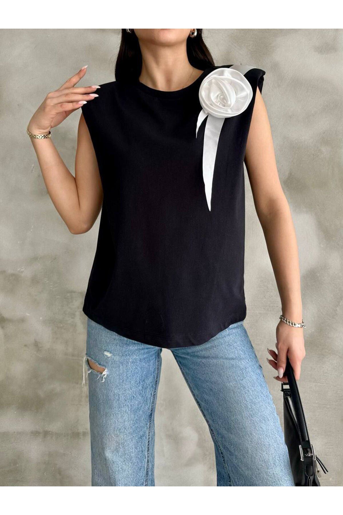 DuSiMoDa Kadın Siyah Vatkalı Pamuklu Kolsuz T-Shirt Beyaz Kurdeleli Gül Detayı Standart Beden