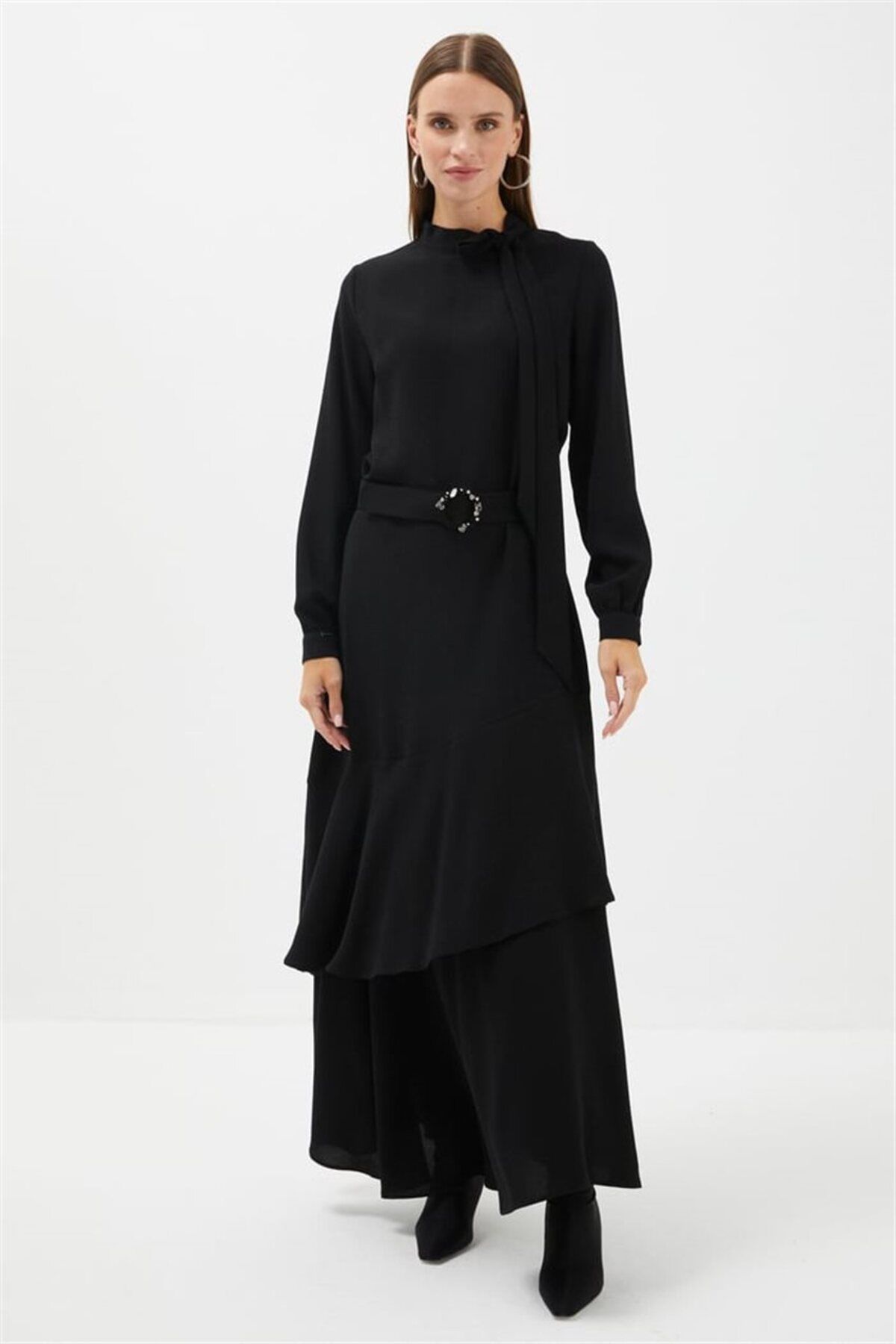 Zühre Kurdela Yaka Fırfır Detaylı Uzun Siyah Abiye Elbise