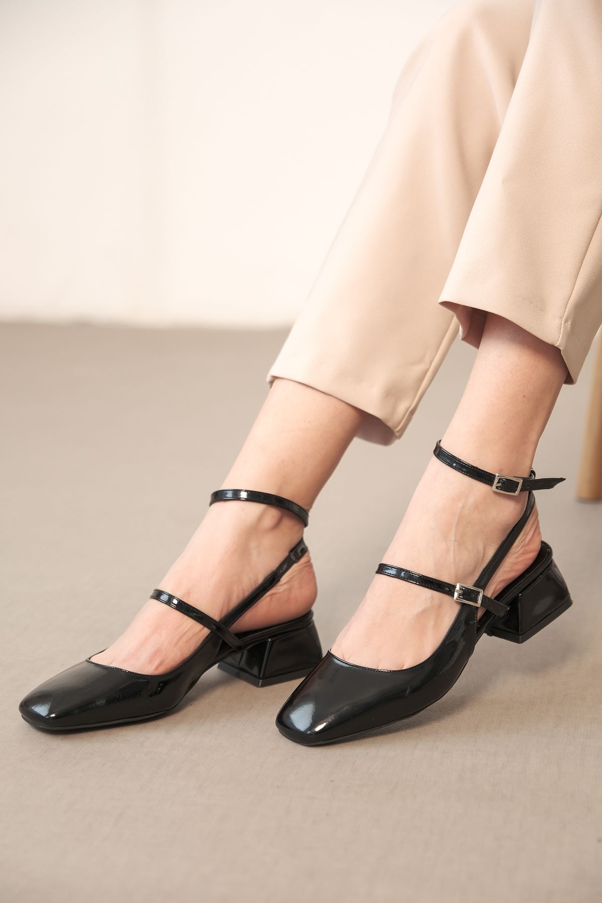 ayakkabıhavuzu Kadın Siyah Rugan Arkası Açık Kare Burunlu Çift Baretli Kısa Topuklu Ayakkabı (4cm)
