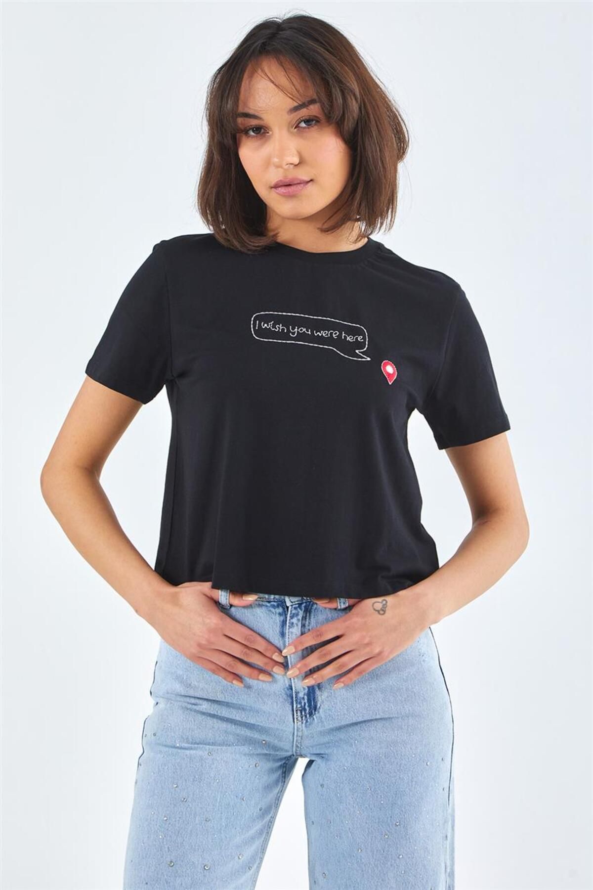 Loreen Yazı Işlemeli Siyah Crop T-shirt