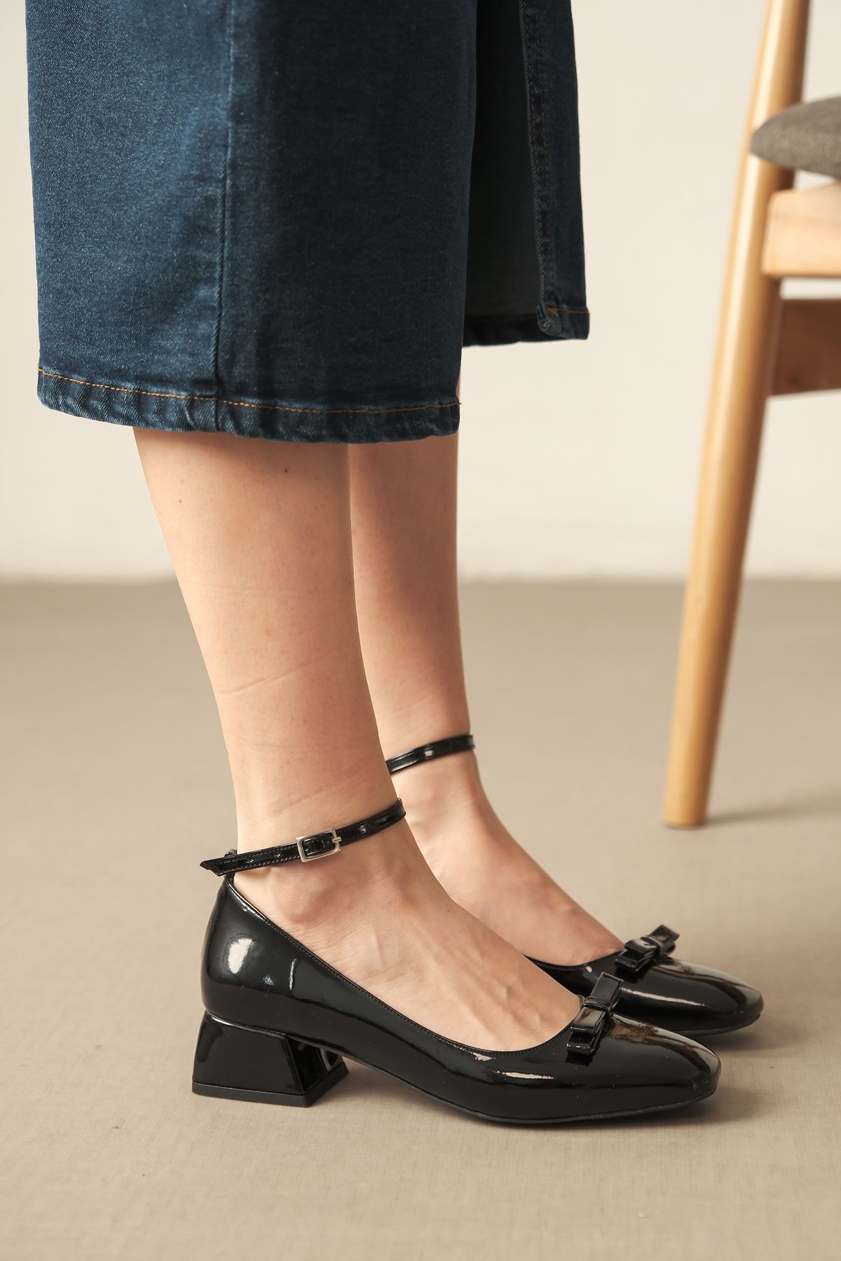 ayakkabıhavuzu Kadın Siyah Rugan Arkası Açık Kare Burunlu Baretli Kısa Topuklu Ayakkabı (4cm)