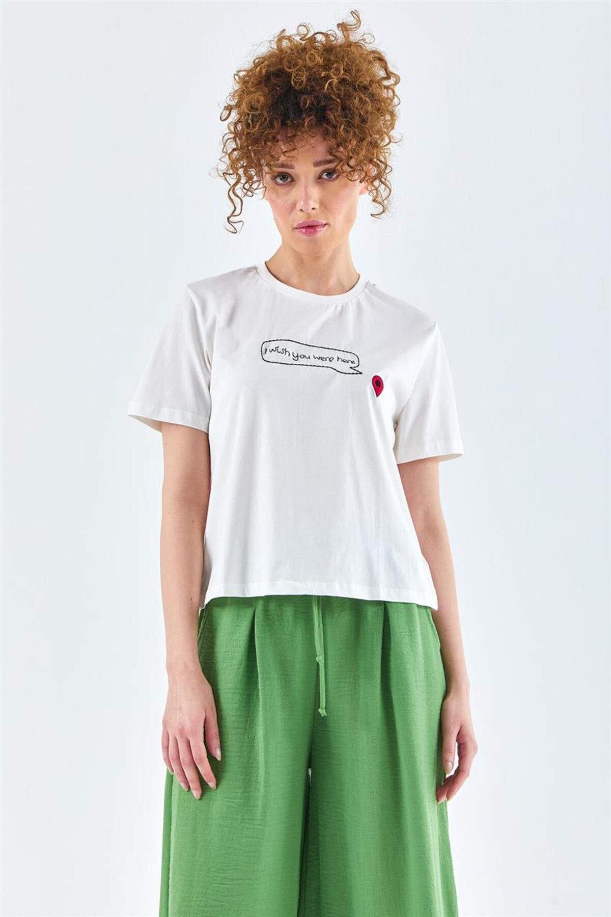 Loreen Yazı Işlemeli Ekru Crop T-shirt
