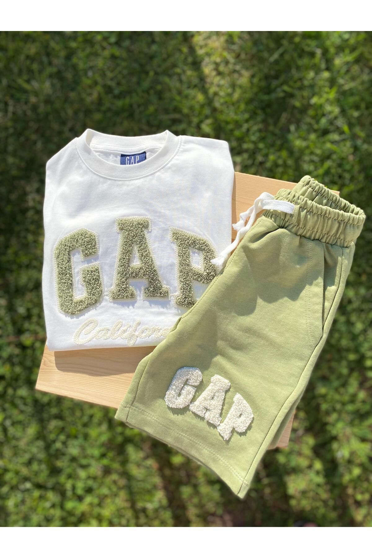 GAP Punch İşlemeli Erkek Çocuk Şortlu Gap Takım / Asker Yeşili