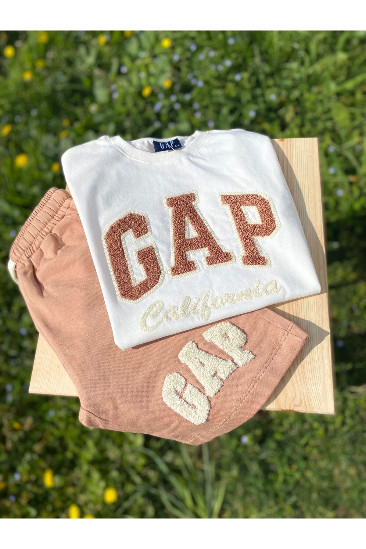 GAP Punch İşlemeli Erkek Çocuk Şortlu Gap Takım / Kahverengi