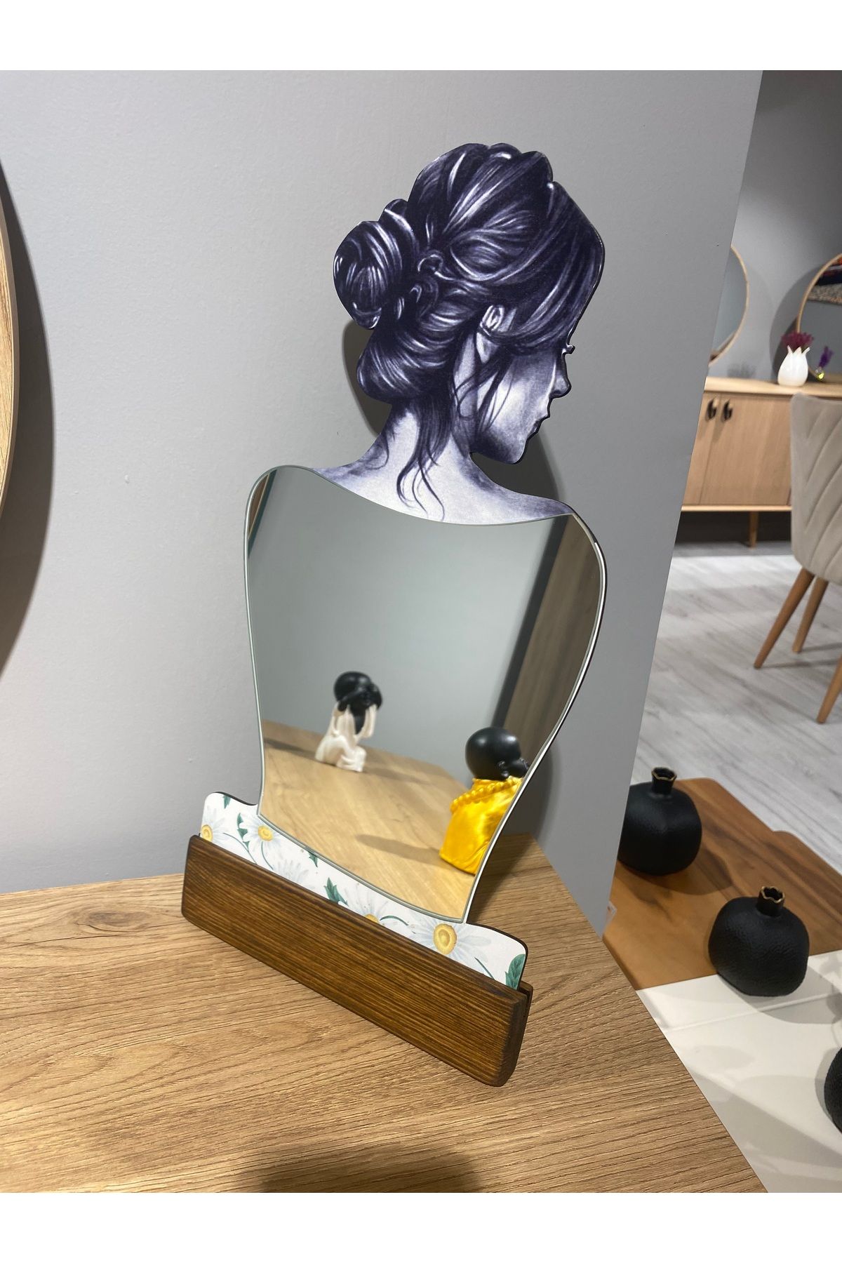 wodelia Kadın Temalı Dekoratif Makyaj Aynası, Modern Eşsiz Ayna,Ofis Masa Modern Ev Aynası38x21Cm Koyu ceviz