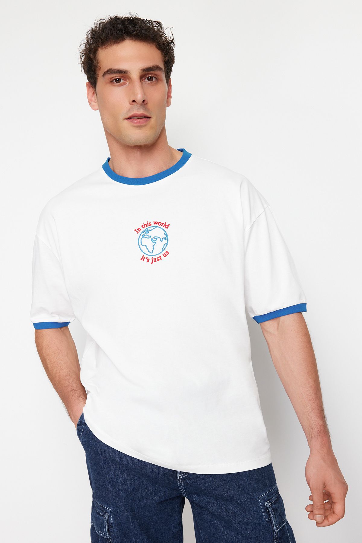 TRENDYOL MAN Ekru   Oversize/Geniş Kesim Nakışlı Renk Bloklu %100 Pamuk T-Shirt TMNSS24TS00210