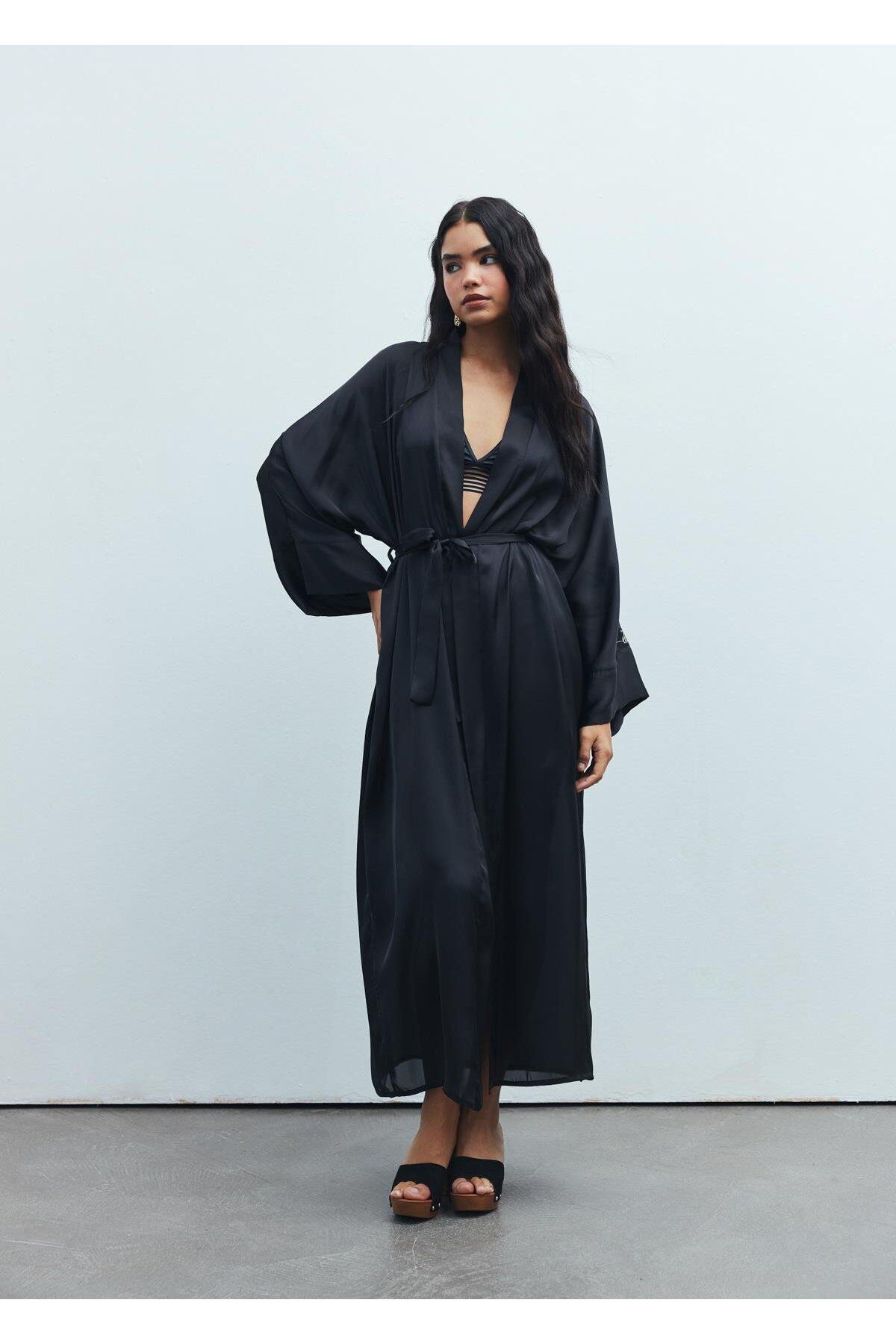 Feu De Elu Frappant Saten Siyah Uzun Sabahlık / Kimono