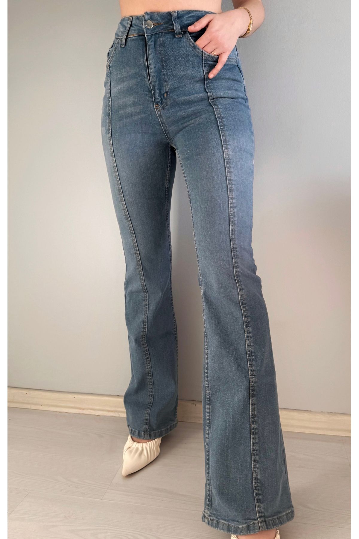 Butik Kadın Yüksek Bel Mavi Yıkamalı Flare Dikiş Detaylı Geniş Paça Cepli Jeans Kot Pantolon