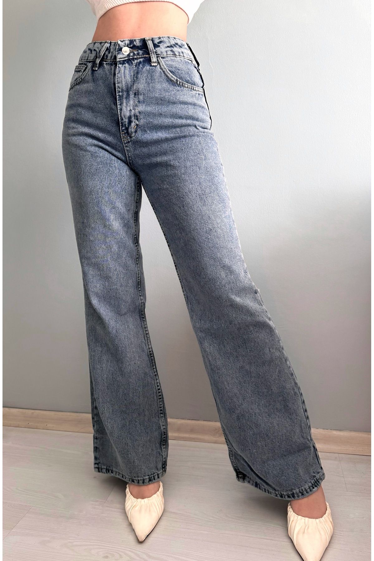 Butik Kadın Yüksek Bel Açık Mavi Yıkamalı Bol Geniş Paça Cepli Jeans Kot Pantolon