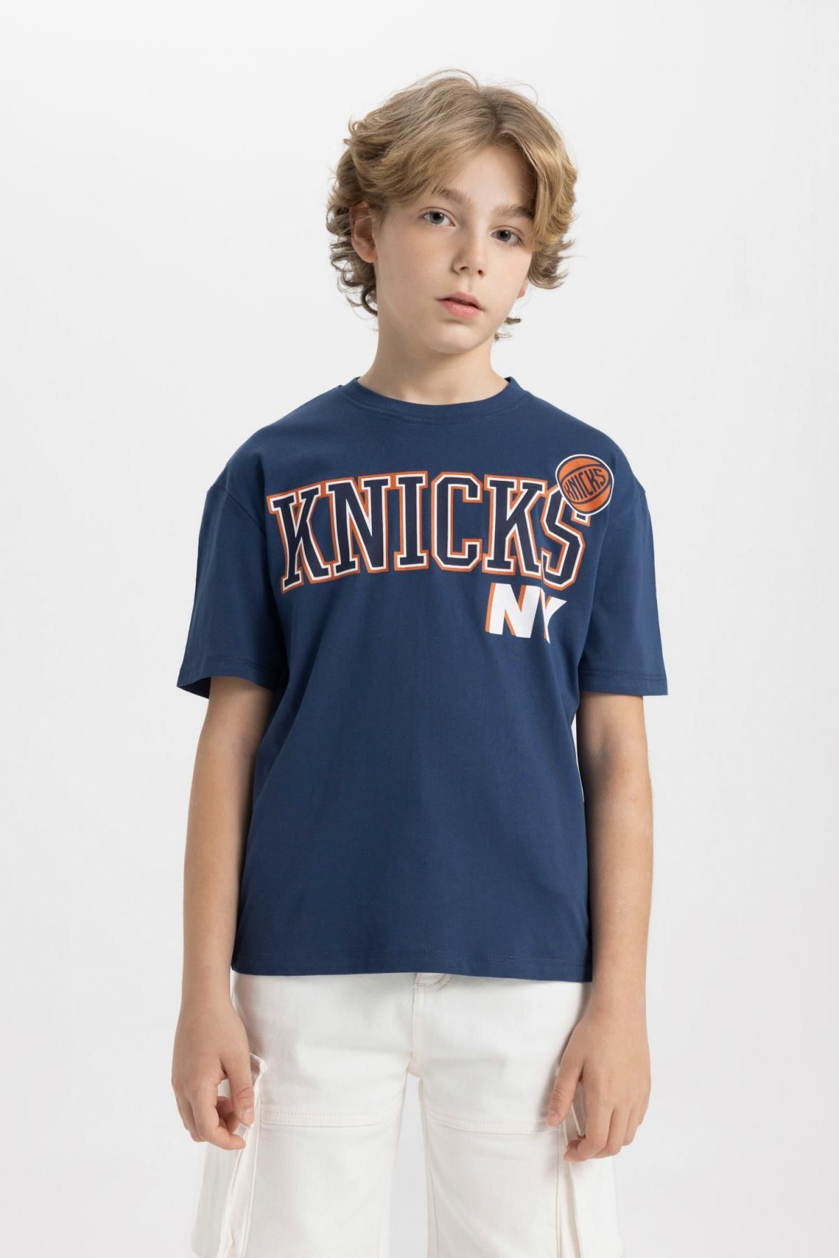 Defacto Erkek Çocuk NBA New York Knicks Oversize Fit Bisiklet Yaka Kısa Kollu Tişört C0392A824SM