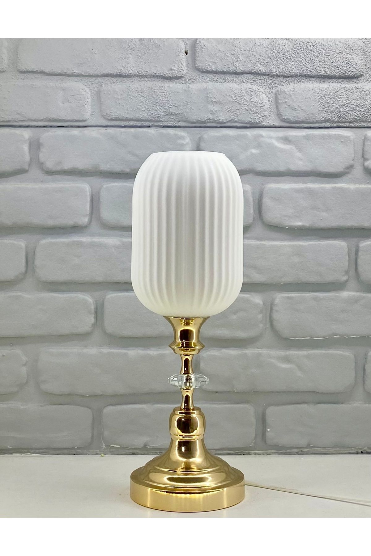 365GUNSERİSONU Modern Dekoratif Gold Metal Ayaklı Kristal Taşlı  Özel Çizgili Beyaz Cam Şapkalı Abajur Masa Lamba