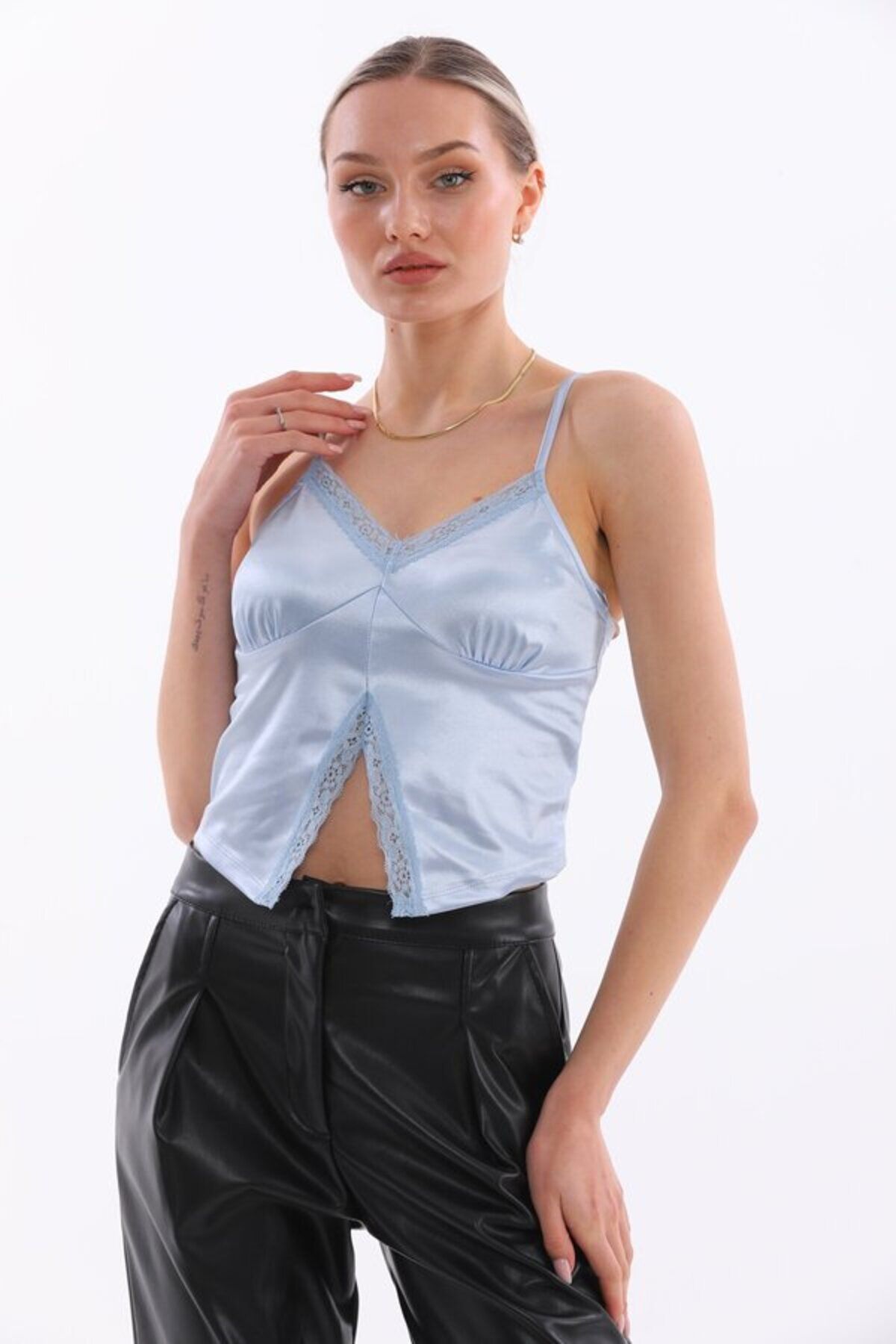 MAMAYAGA Kadın Askılı Saten Görünüm Korse Dantel Detay Asimetrik Kesim V Yaka Tasarım Crop Top Büstiyer Bluz