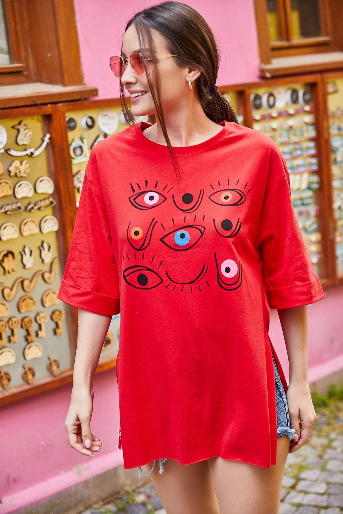 armonika Kadın Kırmızı Göz Baskılı Yuvarlak Yaka Yanı Yırtmaçlı T-Shirt ARM-21K012025