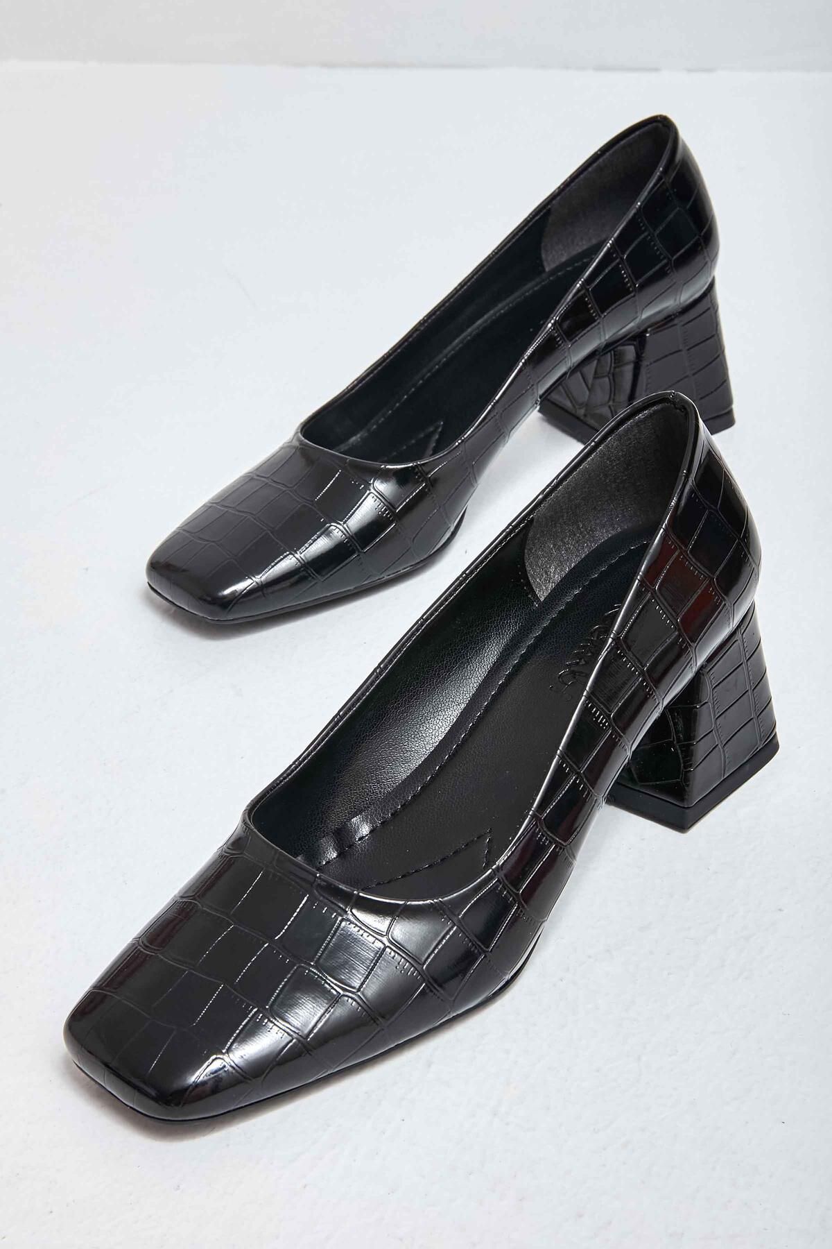 Bambi Siyah Rugan Kadın Klasik Topuklu Ayakkabı M0840531598