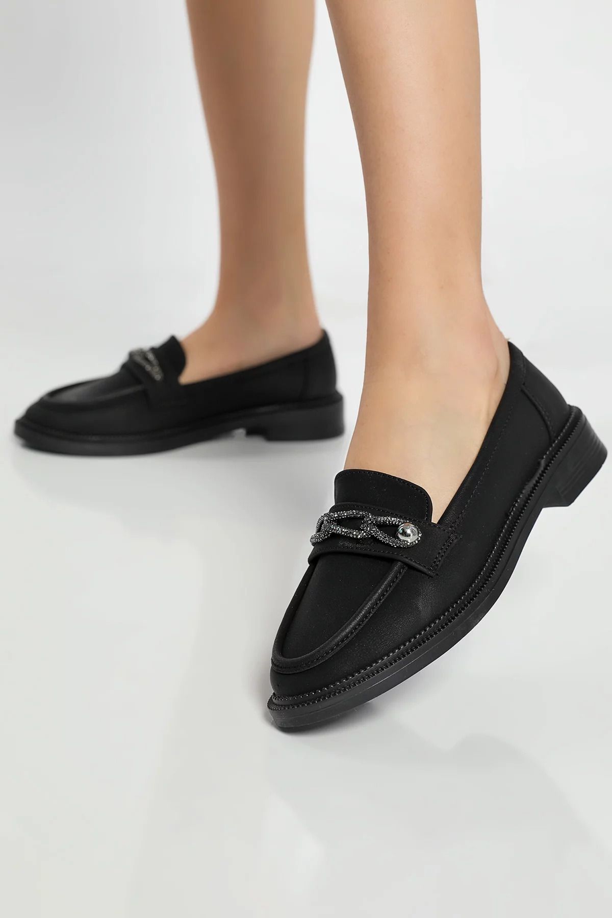 Julude Siyah Taş Detaylı Kadın Günlük Ayakkabı