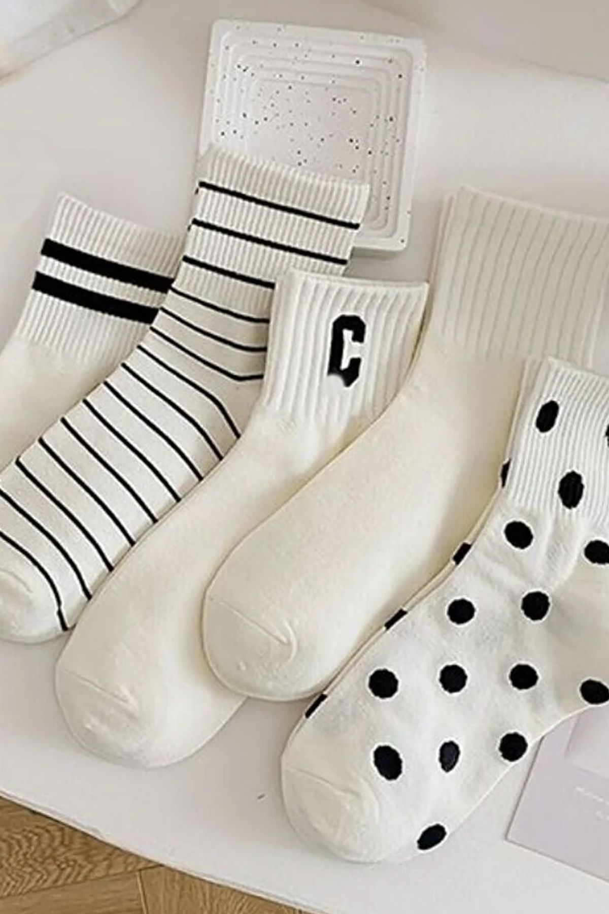 Çekmece Unisex 5 Çift Çizgili Benekli Beyaz Siyah Çorap