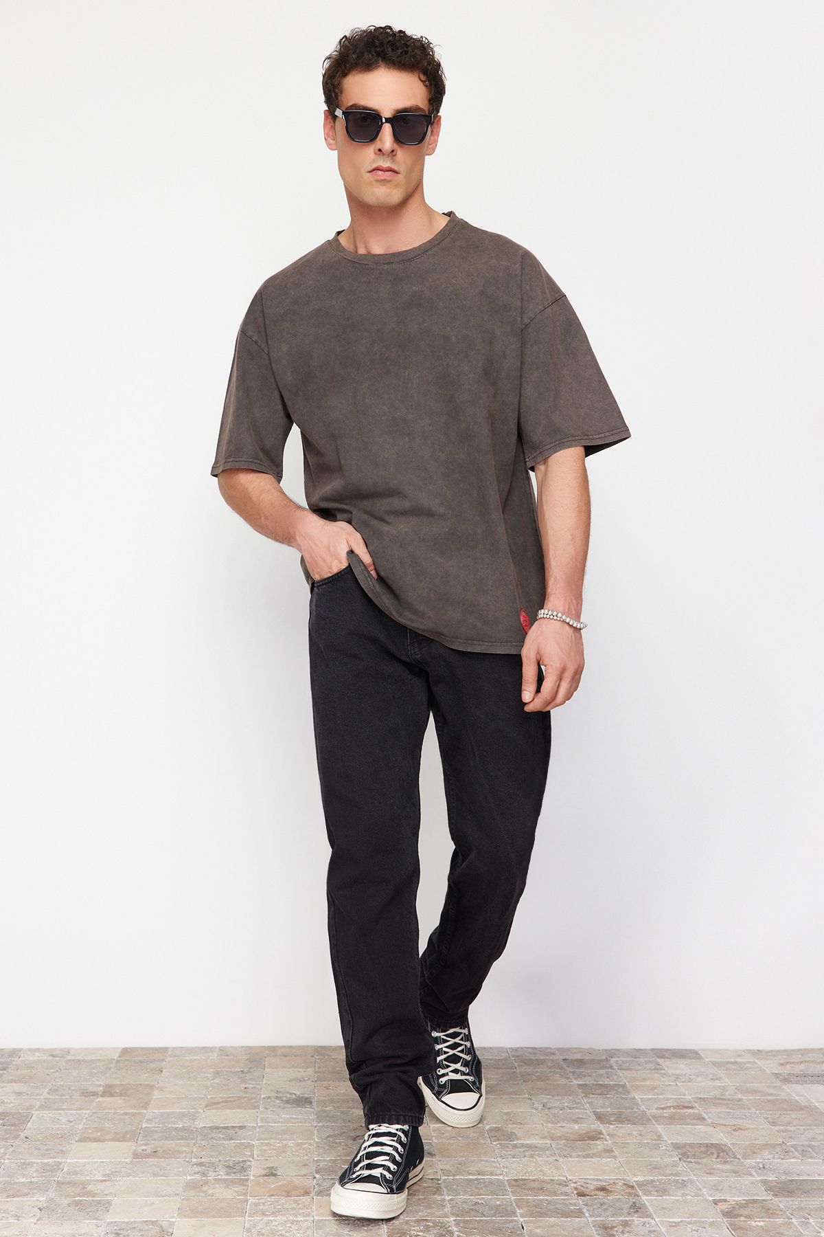 TRENDYOL MAN Limited Edition Kahverengi Oversize/Geniş Kesim Soluk Efekt %100 Pamuk Kalın T-Shirt TMNSS23TS00153